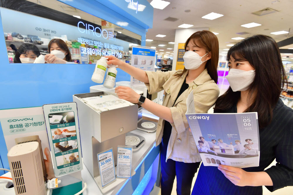 서울 이마트 목동점에서 고객이 코웨이 렌털 제품을 둘러보고 있다.