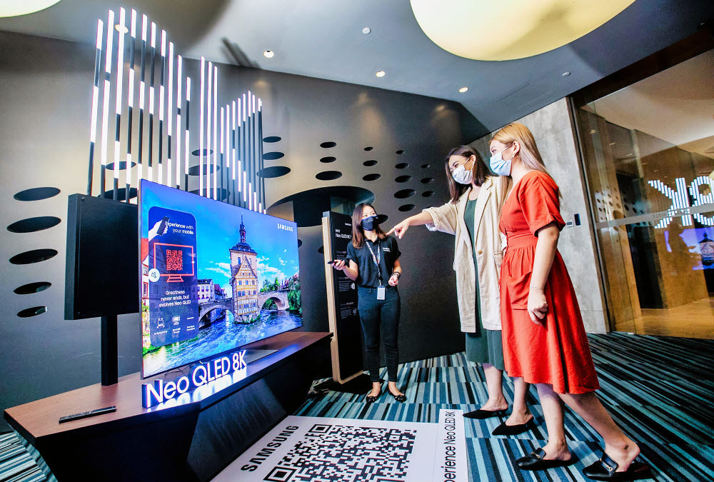 싱가포르 대형 상업지구 메이플트리 비즈니스시티에 마련된 2021년 삼성전자 TV 신제품 행사장에서 현지 미디어와 거래선들이 네오 QLED 신제품을 체험하고 있다.(사진: 삼성전자 제공)
