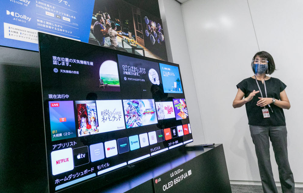 LG전자 일본법인 관계자가 지난주 도쿄에서 열린 LG TV 신제품 소개 행사에서 LG 올레드 에보를 소개하고 있다.(사진=LG전자 제공)