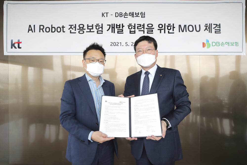 이상호 KT AI Robot사업단 단장(왼쪽)과 류석 DB손해보험 상무