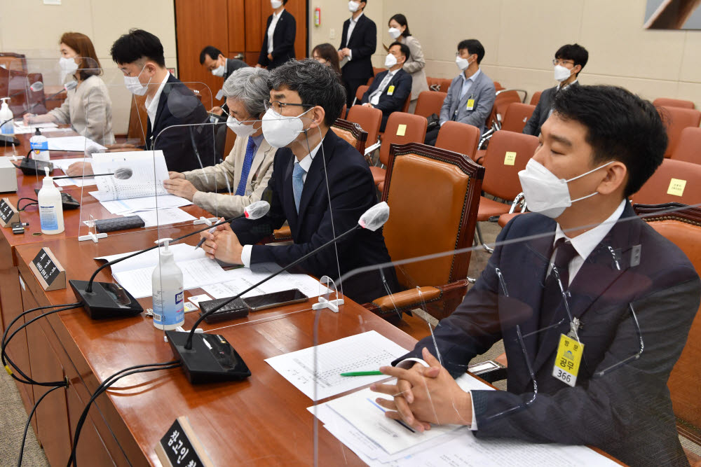 과학기술정보방송통신위원회 포털 알고리즘 관련 공청회가 27일 서울 여의도 국회에서 열렸다. 오른쪽부터 최재호 네이버 이사(참고인), 최경진 가천대 인공지능·빅데이터정책 연구센터장, 이수영 전 KAIST 인공지능연구소장, 김진욱 법무법인 주원 변호사(이상 진술인), 김희정 카카오 실장(참고인). 이동근기자 foto@etnews.com