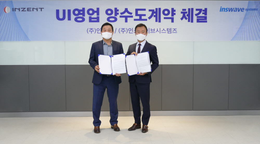 어세룡 인스웨이브시스템즈 대표(왼쪽)와 장인수 인젠트 대표가 UI 영업 양수도계약 체결후 기념촬영했다. 인스웨이브시스템즈 제공