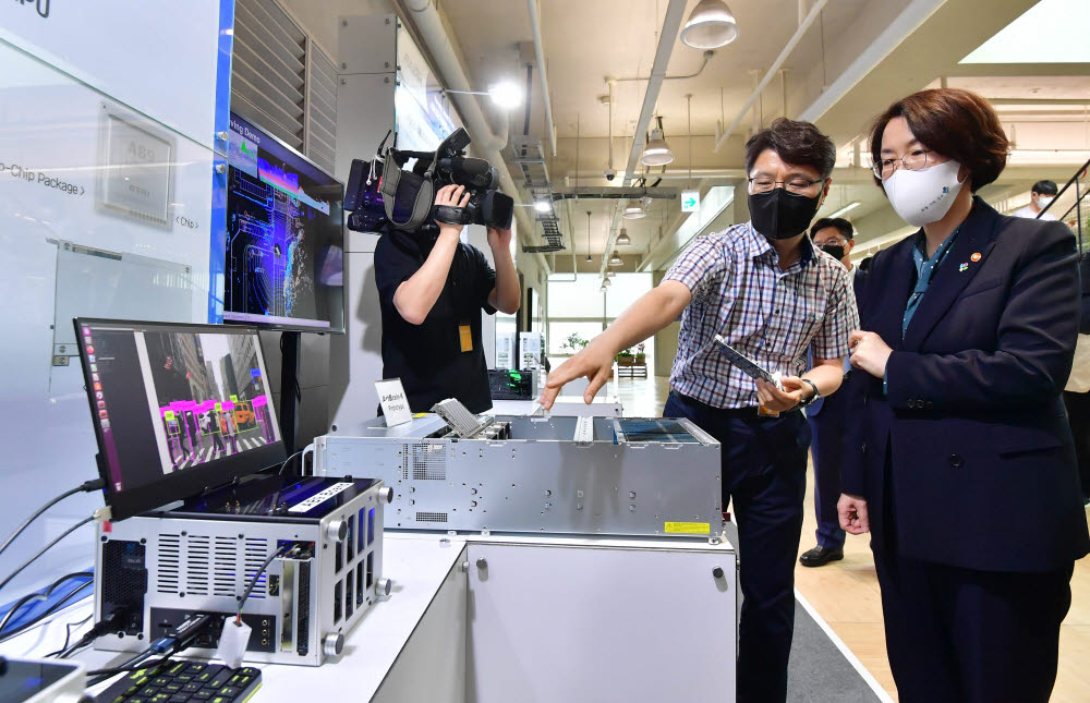 인공지능 반도체 수요·공급기업간 협력 협약식 및 현장간담회 개최