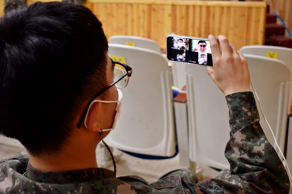 전남 진도군 육군 31사단 진도대대 장병들이 한화시스템 장병사랑 진로, 취업 멘토링에 참여 중인 모습. 사회적 거리두기를 지키며 영상회의 플랫폼으로 취업상담을 받고 있다.