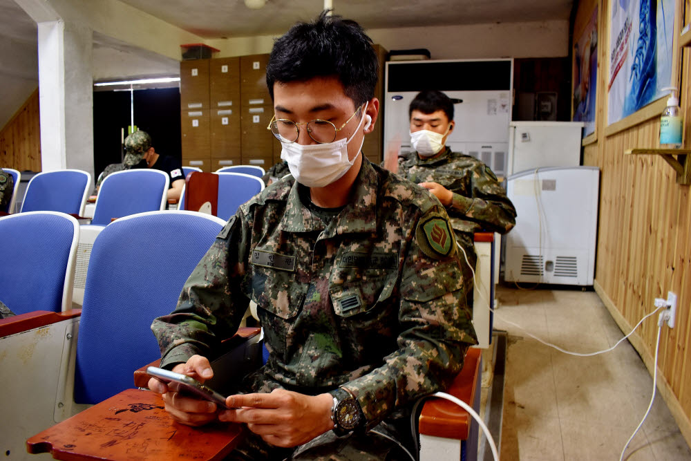 전남 진도군 육군 31사단 진도대대 장병들이 한화시스템 장병사랑 진로, 취업 멘토링에 참여 중인 모습. 사회적 거리두기를 지키며 영상회의 플랫폼으로 취업상담을 받고 있다.