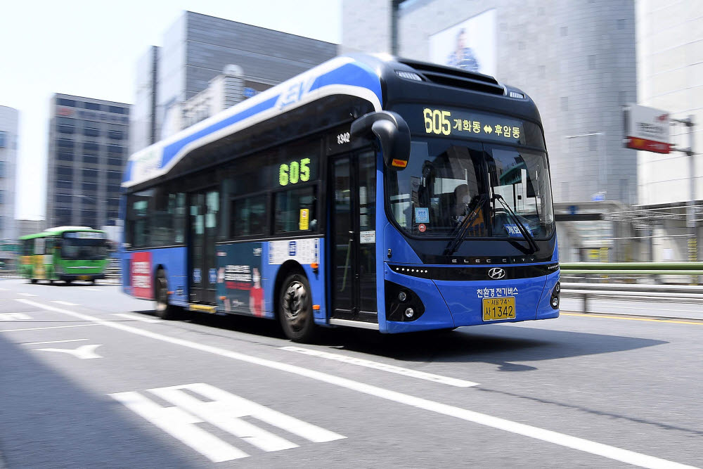 6월 2일 서울 영중로에서 운행 중인 현대차 전기버스 일렉시티.