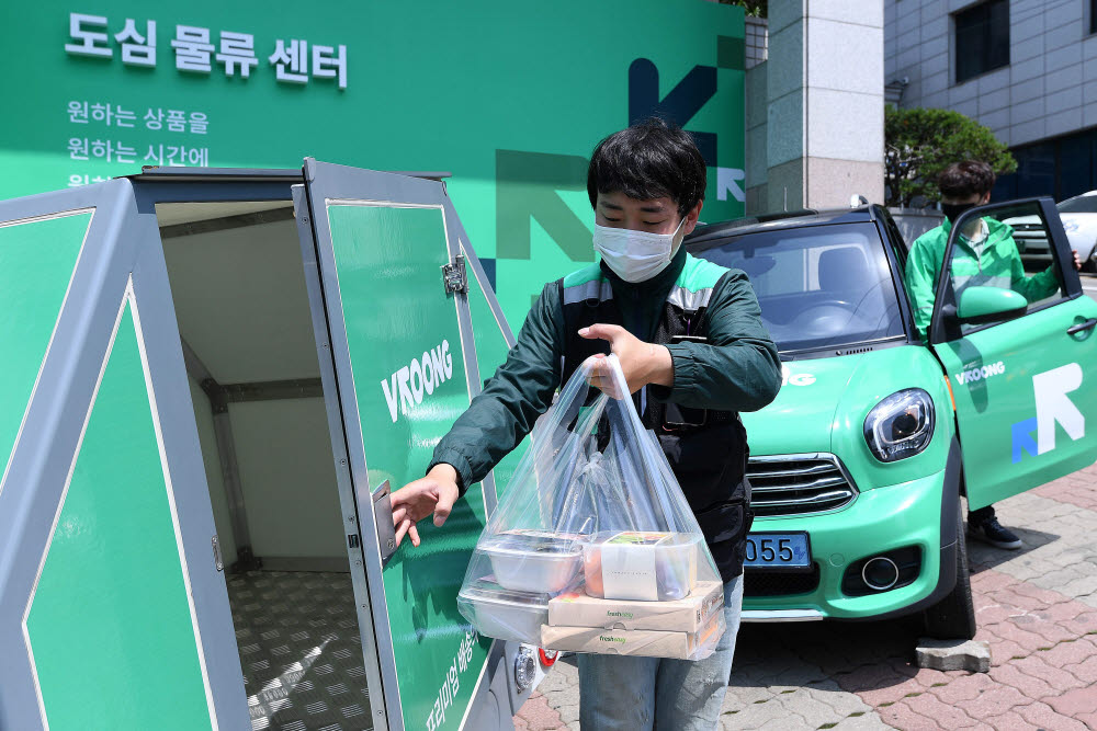 배달대행 플랫폼 업계가 전기이륜차, 초소형전기차 등 e모빌리티 도입에 나섰다. 2일 서울 강남구 부릉 도심물류센터에서 직원이 초소형전기차를 이용해 배달 서비스 준비를 하고 있다. 김민수기자 mskim@etnews.com