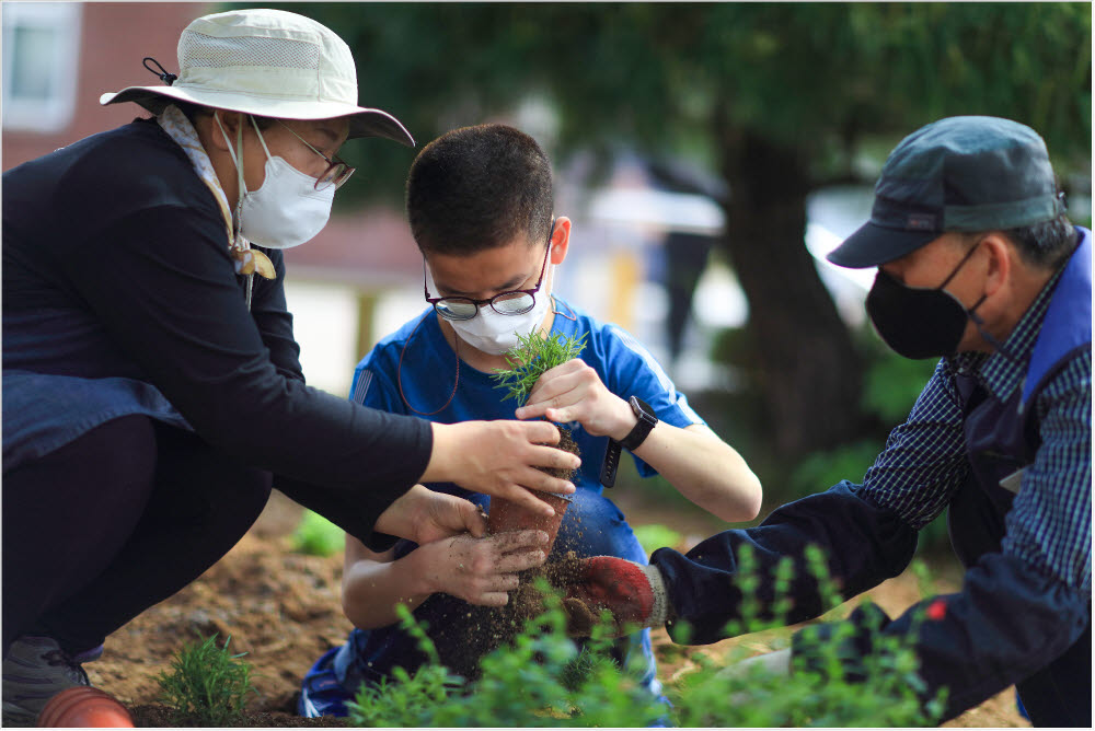 경기도 안산시에 있는 한국선진학교의 학생들이 현대위아가 조성한 학교 내 텃밭에서 식물을 가꾸고 있다. 현대위아는 한국선진학교를 현대위아 초록학교로 선정해 희귀식물 정원, 온실 텃밭, 포켓 정원 등을 만들었다.