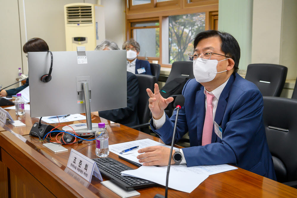 조준희 한국소프트웨어산업협회장이 3일 열린 한국판 뉴딜 국정자문단 회의에서 인사말을 하고 있다. 한국SW산업협회 제공