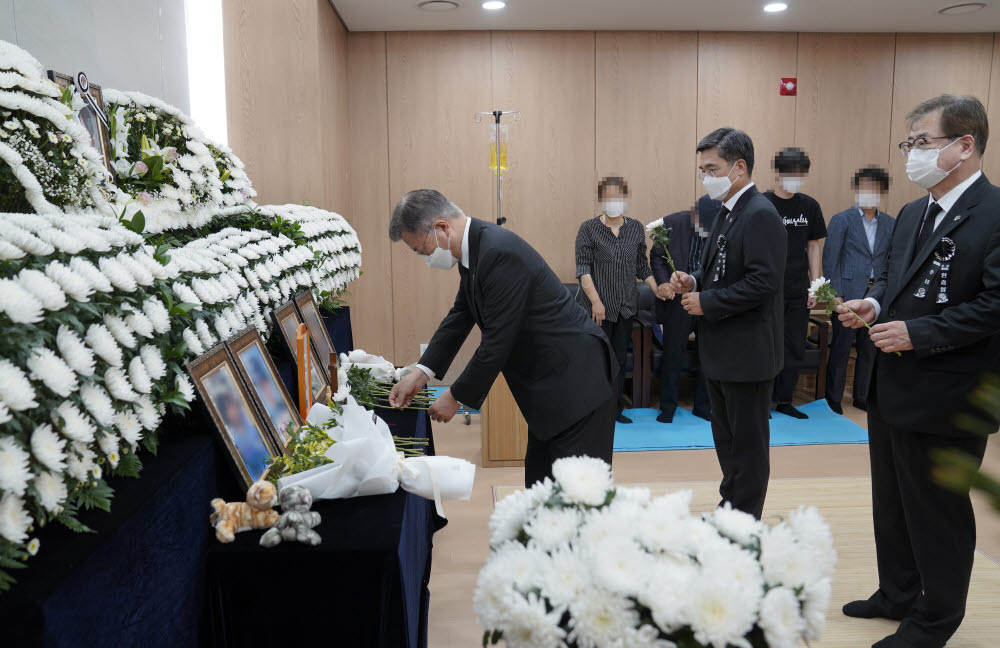 문 대통령, 공군 성추행 피해 부사관 추모소 조문