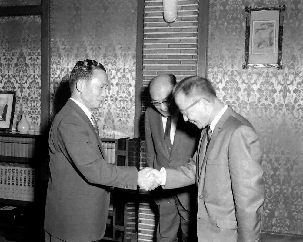 박정희 대통령(왼쪽)이 1964년 9월 25일 청와대에서 이태규 박사와 만나 악수하고 있다. <국가기록원 제공>