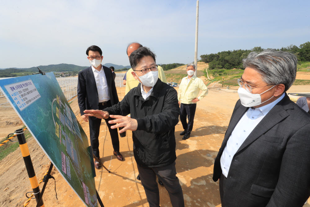 김현수 농림축산식품부 장관(왼쪽)이 상주 스마트팜 혁신밸리 조성 현장에서 관계자와 환담을 나눴다.