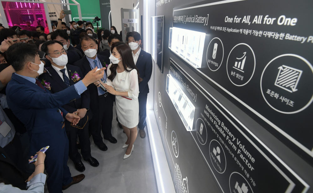 문승욱 산업통상자원부 장관이 LG에너지솔루션의 원통형 배터리를 살펴보고 있다.
