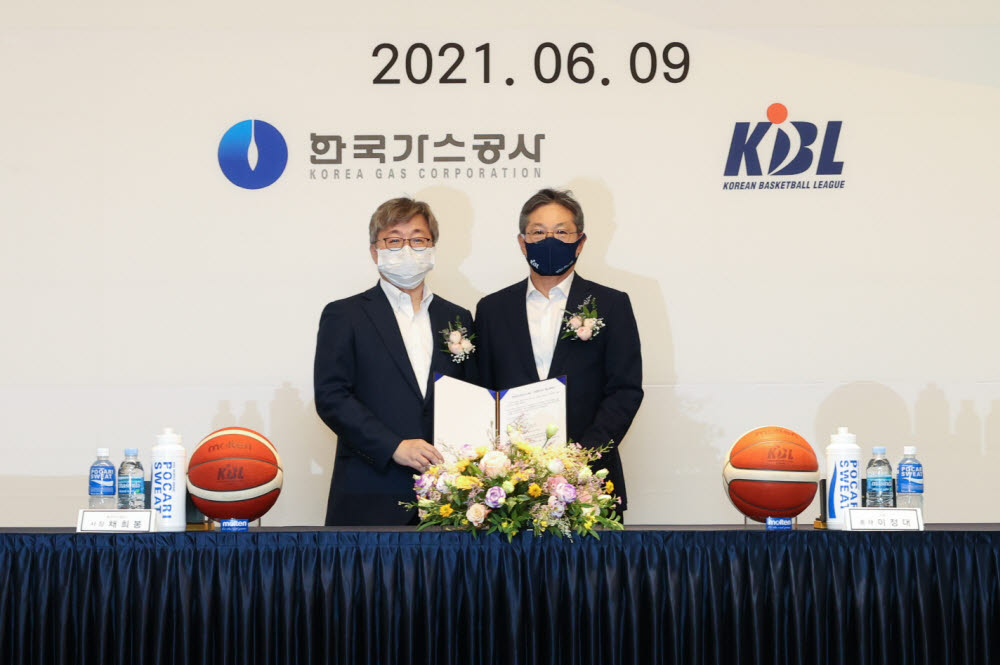 채희봉 한국가스공사 사장(왼쪽)이 이정대 KBL 총재와 프로농구단 인수협약을 체결한 후 기념촬영했다. [자료:한국가스공사]