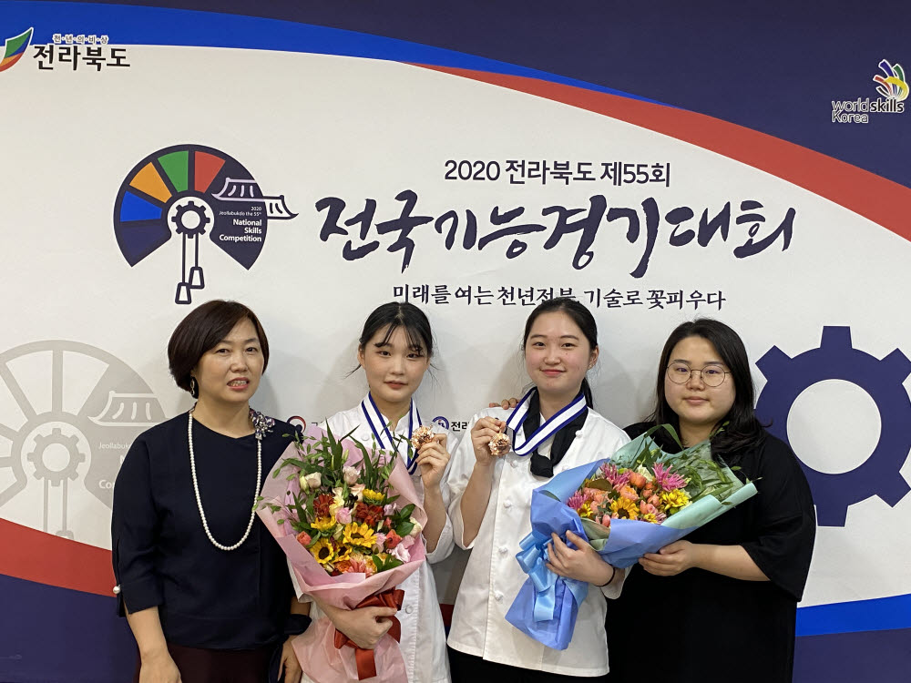 전남 순천효산고등학교 학생이 2020 전북 전국기능경기대회에서 입상 후 기념사진을 찍고 있다.