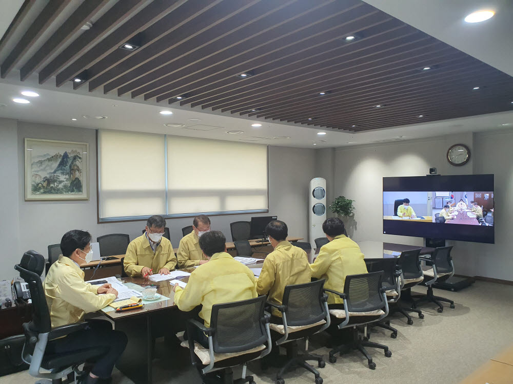 국토부는 중앙사고수습본부회의를 열고 전국의 철거공사 점검을 즉각 시행하도록 했다. 사진은 지난 11일 열린 두번째 회의 모습.