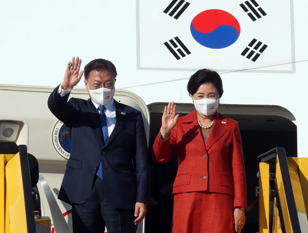 오스트리아를 국빈 방문하는 문재인 대통령과 김정숙 여사가 13일 오후(현지시간) 비엔나국제공항에 도착, 공군 1호기에서 환영인사들에게 손을 흔들고 있다. 연합뉴스