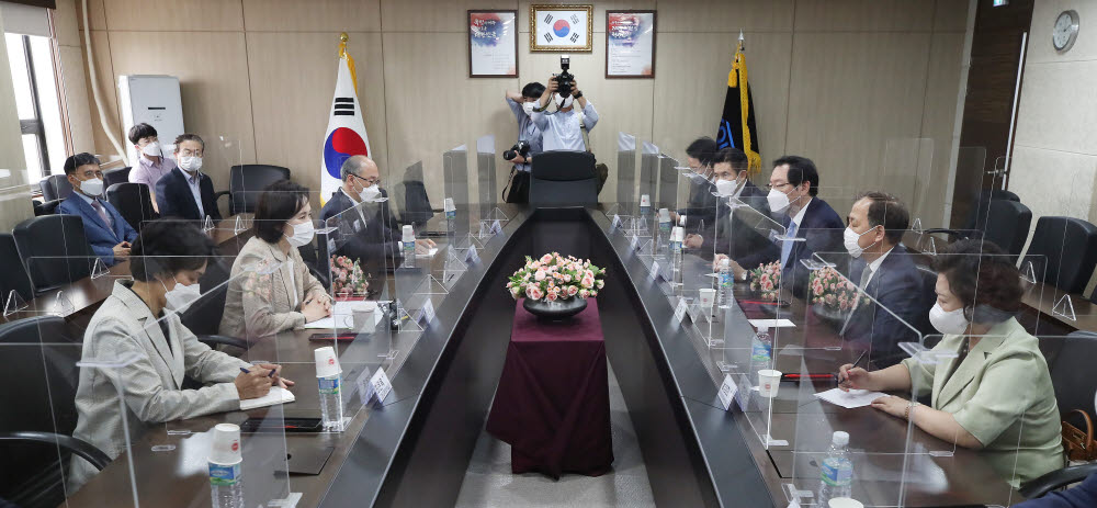 유은혜 부총리 겸 교육부 장관이 14일 오후 서울 영등포구 한국교육시설안전원 대회의실에서 한국대학교육협의회(대교협), 한국전문대학교육협의회(전문대교협) 회장단과 간담회를 하고 있다. 연합뉴스