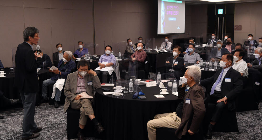 이동규 경희대 경영대학원 교수 “생각의 차이가 일류를 만든다” 한국IT리더스포럼 6월 정기 조찬회가 15일 서울 서초구 JW메리어트호텔에서 열렸다. 이동규 경희대 경영대학원 교수가 생각의 차이가 일류를 만든다를 주제로 발표하고 있다. 이동근기자 foto@etnews.com