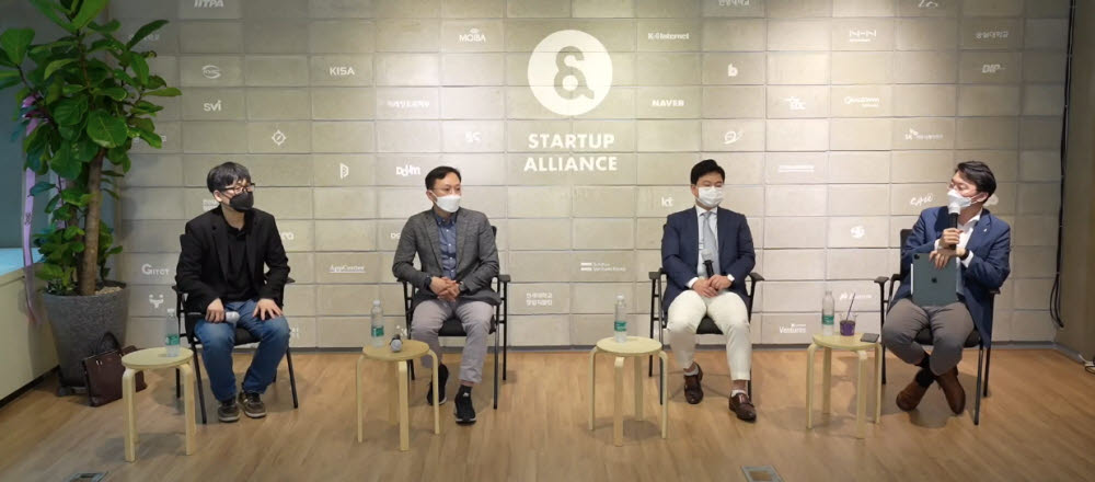 15일 굿인터넷클럽 인앱결제 강제가 좌초되어야 하는 이유에 참석한 패널들이 토론하고 있다. (왼쪽부터) 서범강 한국웹툰산업협회 회장, 조영기 한국인터넷기업협회 사무국장, 정종채 법무법인 정박 변호사, 김용희 숭실대 교수. 사진=인터넷기업협회