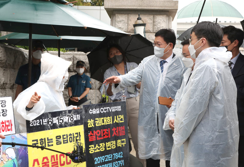 송영길 더불어민주당 대표가 15일 서울 여의도 국회 정문 앞에서 수술실 CCTV 설치를 요구하며 1인 시위 중인 의료사고 피해자 고 권대희씨 유가족인 이나금 의료정의실천연대 대표를 만나 대화하고 있다. <사진=연합뉴스>