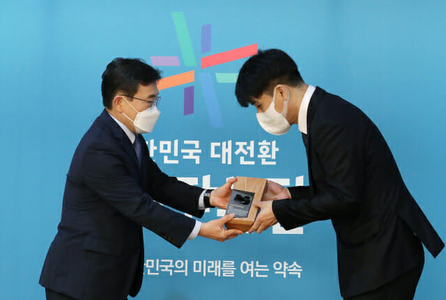 김태홍 오버플로우 이사(오른쪽)가 5월 한국판 디지털 뉴딜 상을 받고 있다.