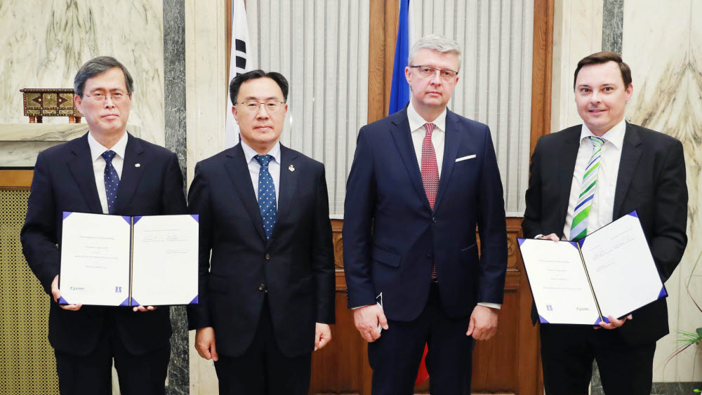 산업통상자원부와 한국수력원자력은 18일(현지시간) 체코 산업부 청사에서 체코 현지기업과의 관계를 공고히 하기 위해 시그마(Sigma)사와 양해각서(MOU)를 교환했다. 왼쪽부터 정재훈 한수원 사장, 문승욱 산업부 장관, 카렐 하블리첵 체코 부총리 겸 산업부 장관, 요세프 페를리크(Josef Perlik) 시그마 그룹 이사회 의장이 기념촬영을 하고 있다.