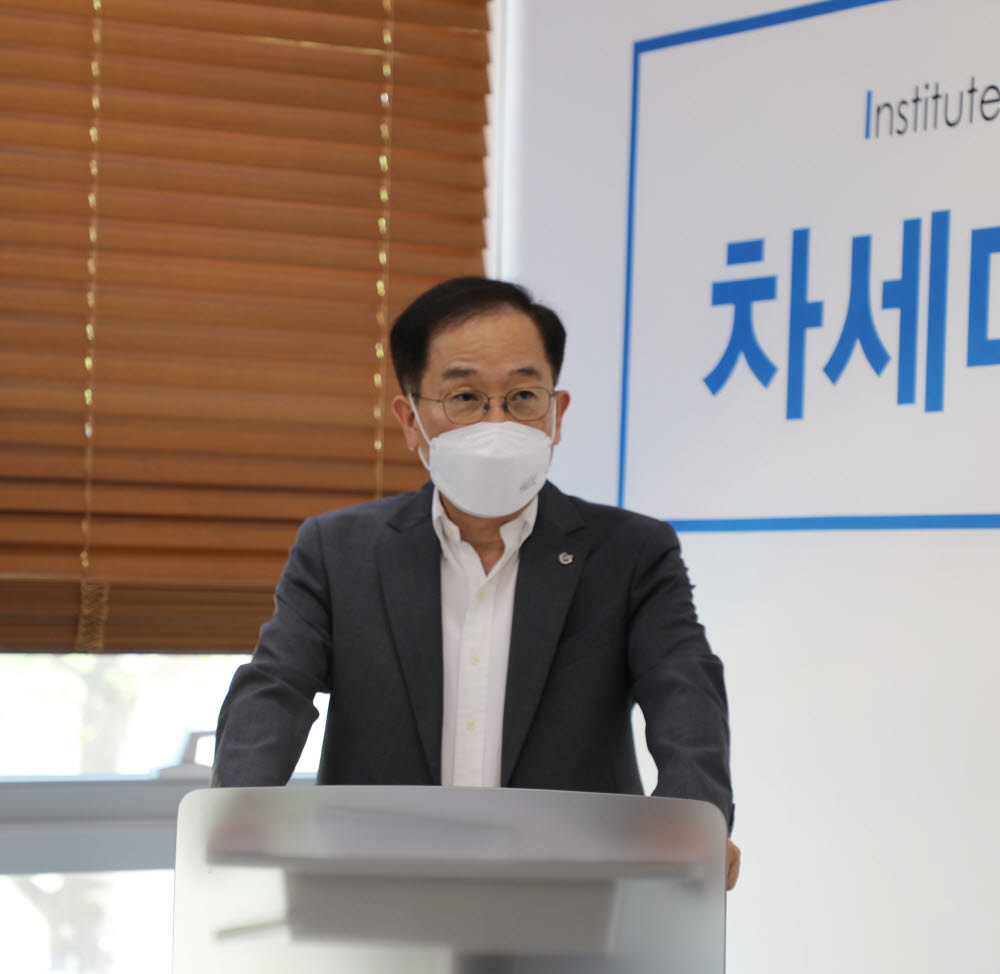 국양 DGIST 총장이 차세대반도체융합연구소 개소식에서 격려사를 하고 있다.