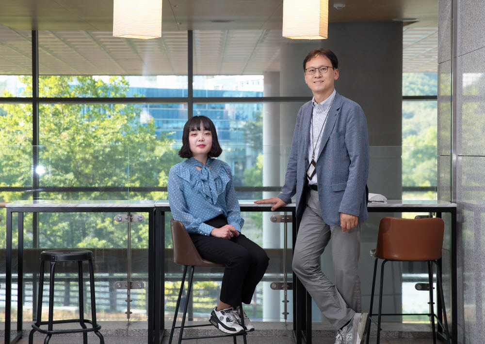 머신러닝 기반 유기태양전지 최적 제조 모델을 개발한 김진영 교수(오른쪽)와 안나경 연구원.