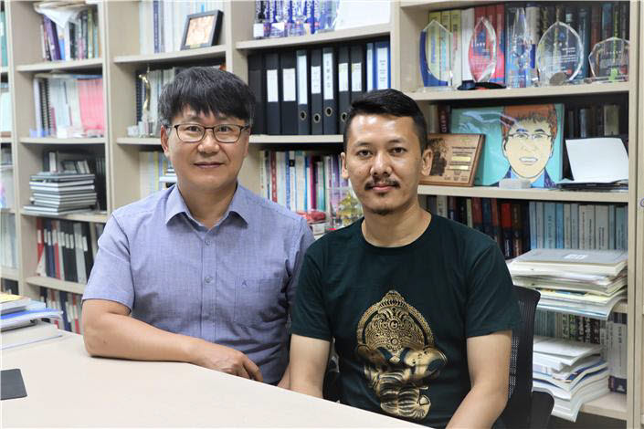 박재영 교수(사진 왼쪽)와 푸카르 박사