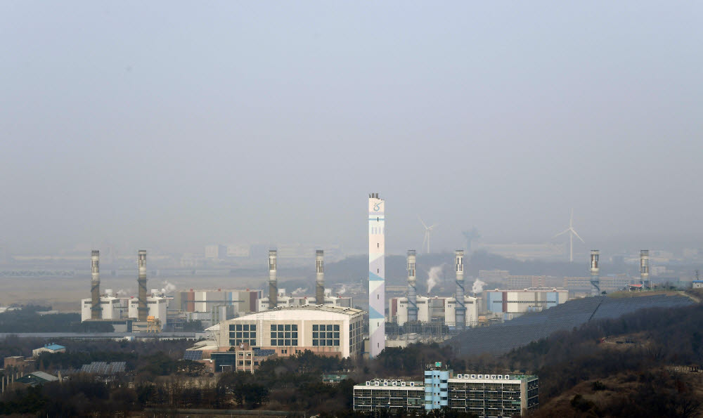 수도권과 충남에 미세먼지 비상저감조치가 시행된 지난 3월15일 인천 서구 로봇타워에서 바라본 서인천복합화력발전소가 뿌옇게 보이고 있다. 이날 인천과 충남 지역에서는 석탄발전 총34기 중11기의 가동을 정지하고, 23기에 대해서는 상한 제약을 시행했다. 인천=이동근기자 foto@etnews.com