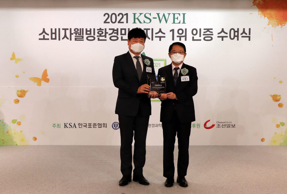 2021 소비자웰빙환경만족지수 1위 인증 수여식에서 탁승식 쿠첸 연구개발본부장(왼쪽)이 기념촬영했다.