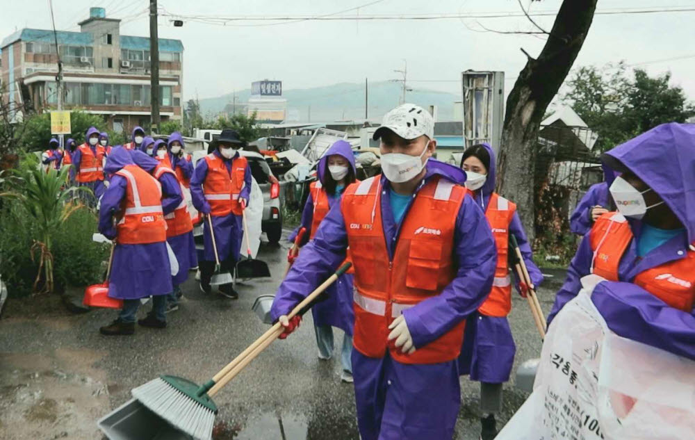 쿠팡 임직원 봉사자들이 화재로 불편을 겪고 있는 덕평리 인근 마을에서 환경 정화활동을 펼치고 있다.