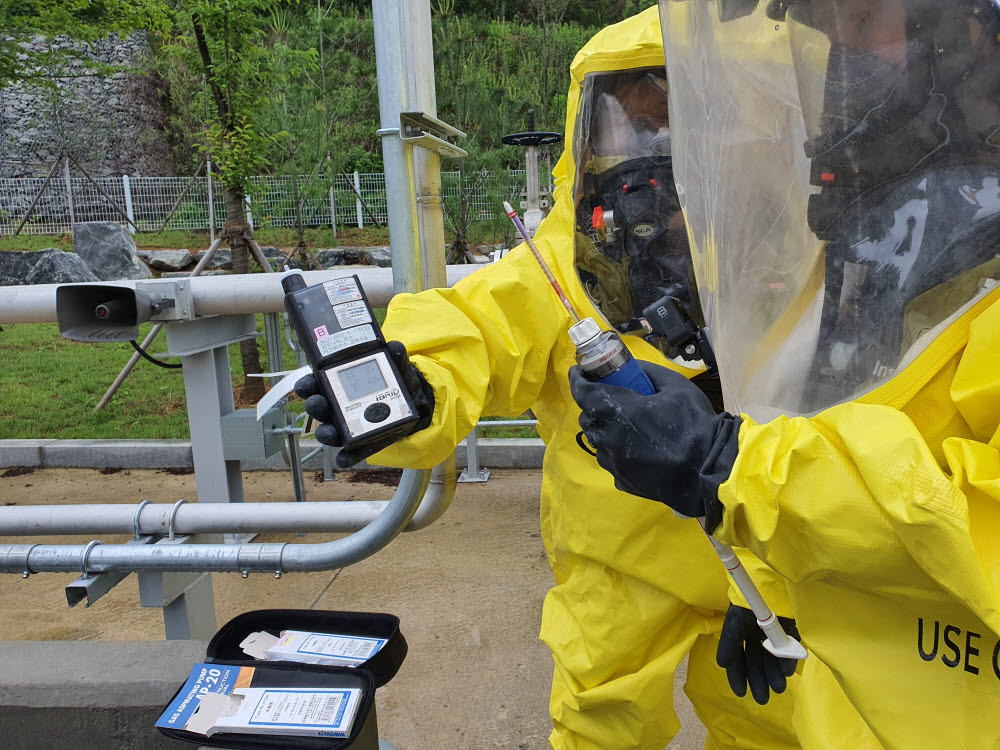 화학물질원은 화학사고 대응을 위해 원내 훈련장에서 화학사고 대응을 실시하고 있다. 교육생과 강사가 저장탱크에서 탱크로리를 오가는 화학물질 안전사고를 대비해 훈련중이다.