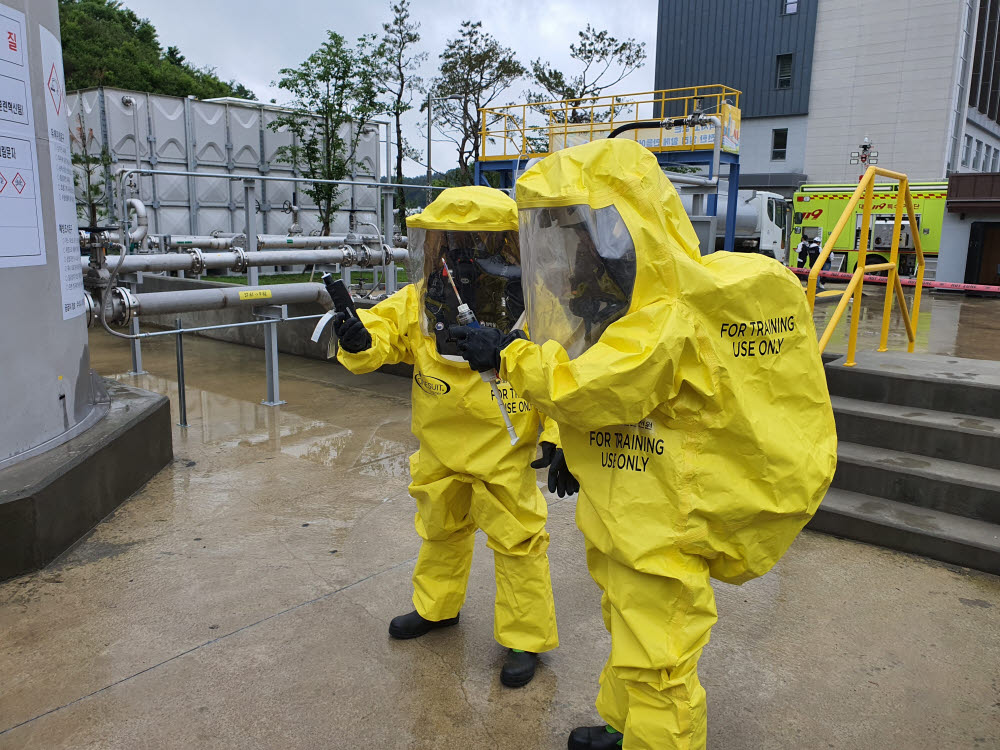 화학물질원은 화학사고 대응을 위해 원내 훈련장에서 화학사고 대응을 실시하고 있다. 교육생과 강사가 저장탱크에서 탱크로리를 오가는 화학물질 안전사고를 대비해 훈련중이다.