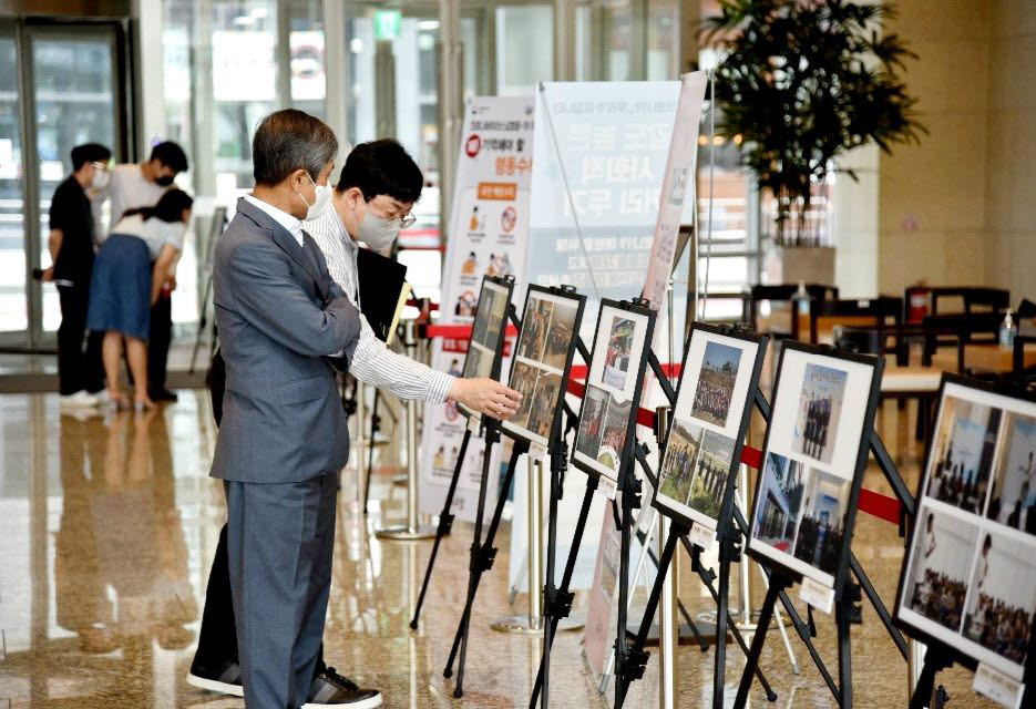 김옥찬 홈앤쇼핑 대표와 임직원들이 창립 10주년 사진전을 관람하고 있다.