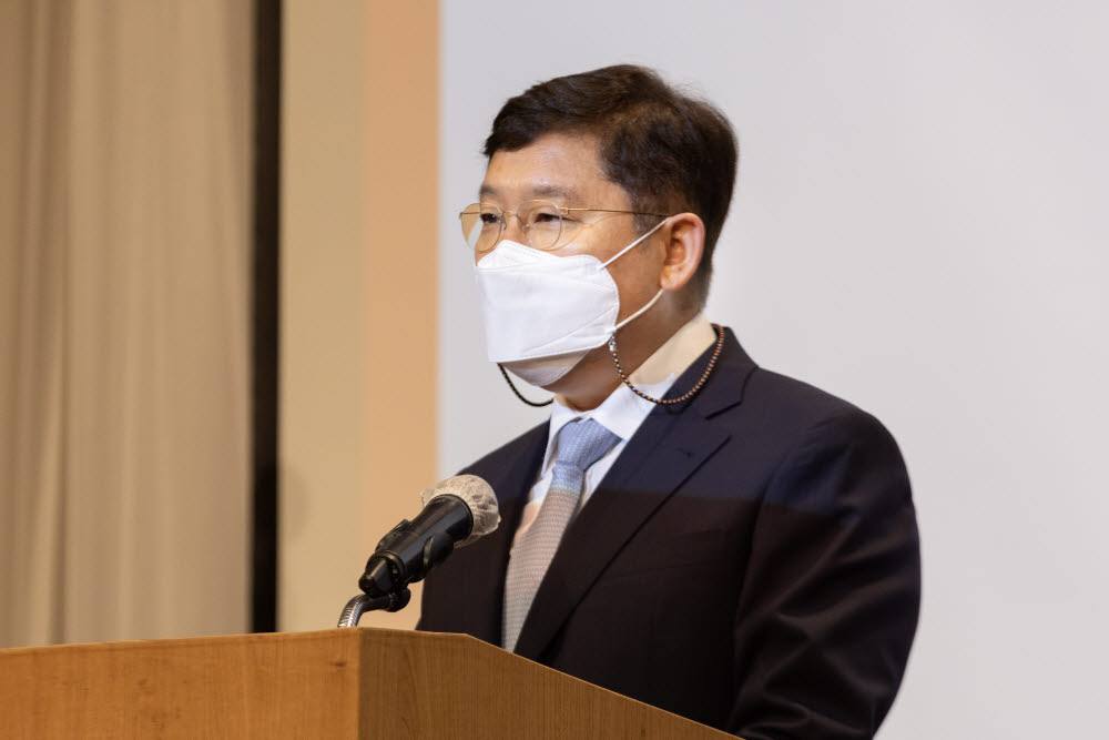 28일 경기도 분당구 한국디지안진흥원 컨센션 홀에서 윤상흠 신임 원장이 취임사를 하고 있다.