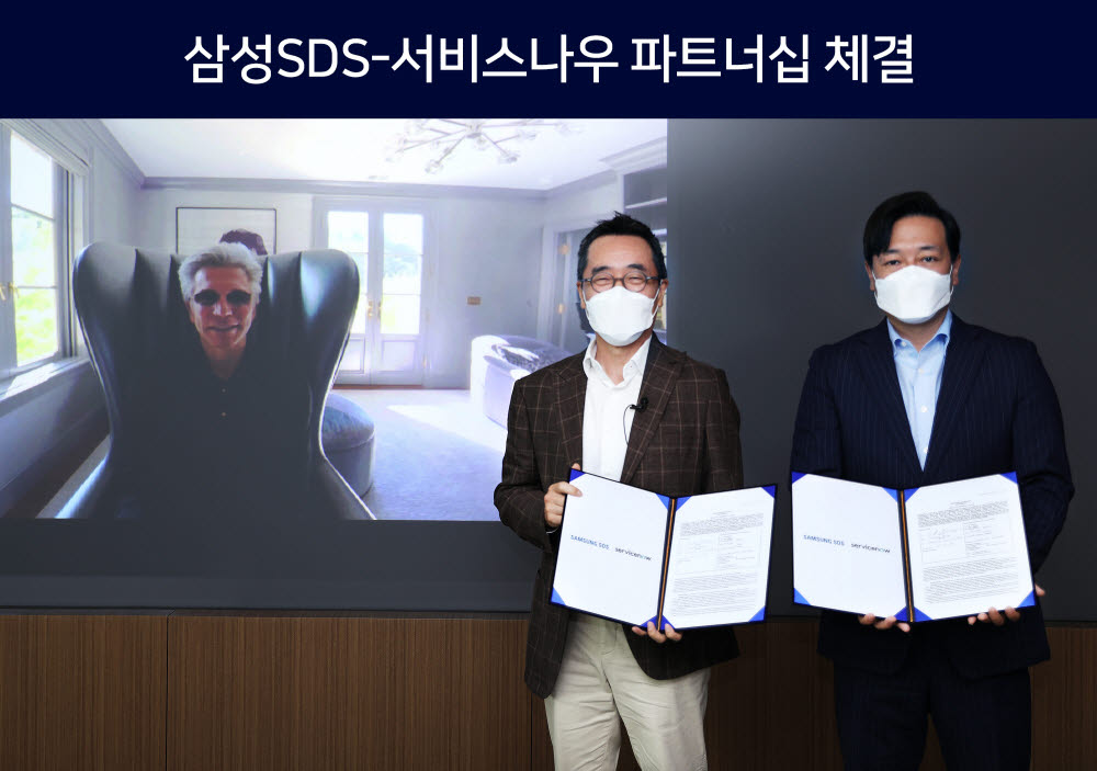 황성우 삼성SDS 대표(가운데)와 빌 맥더멋 서비스나우 CEO(왼쪽), 김규하 서비스나우 한국대표가 29일 삼성SDS 잠실캠퍼스에서 클라우드 기반 디지털 트랜스포메이션사업 확대를 위한 전략적 파트너십을 체결했다.