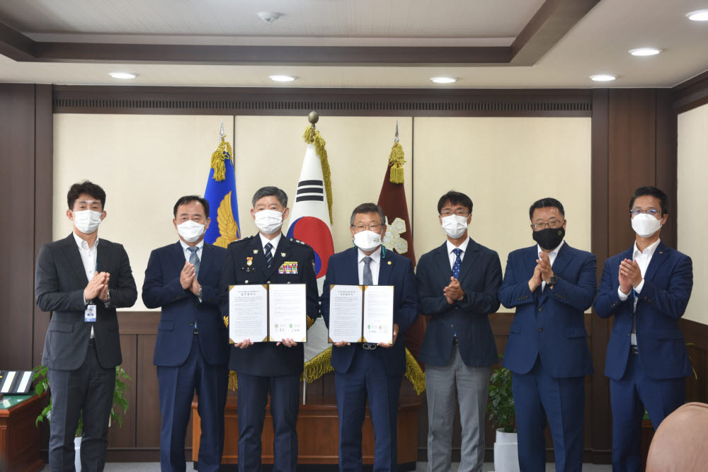 이문수 경남경찰청장(왼쪽 세번째)과 이정환 한국재료연구원장(네번째)이 업무 협약 후 기념 촬영했다.