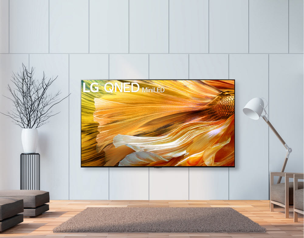 LG전자가 첫 미니 LED TV인 LG QNED MiniLED를 출시한다. 이 제품은 독자 고색재현 기술인 퀀텀닷 나노셀 컬러 테크놀로지를 적용해 정확하면서도 풍부한 색을 표현하는 것이 특징이다. 사진은 LG QNED MiniLED가 집 안 공간과 조화를 이루며 배치돼 있는 모습.