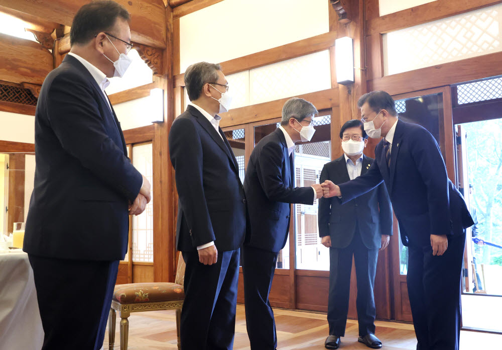 문재인 대통령이 30일 청와대 상춘재에서 열린 헌법기관장 초청 오찬 간담회에서 참석자들과 인사하고 있다. 왼쪽부터 김부겸 국무총리, 유남석 헌법재판소장, 김명수 대법원장, 박병석 국회의장, 문 대통령. 연합뉴스