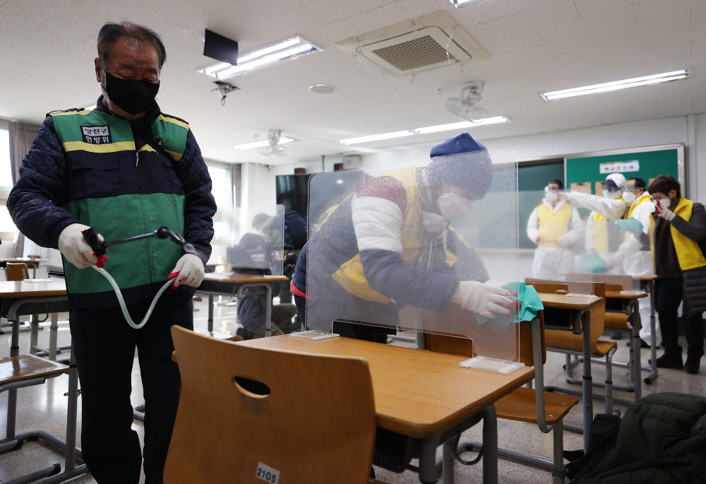 지난 해 수능을 앞두고 강원도 한 학교에서 수험장 소독을 하는 모습. 사진=강원도교육청