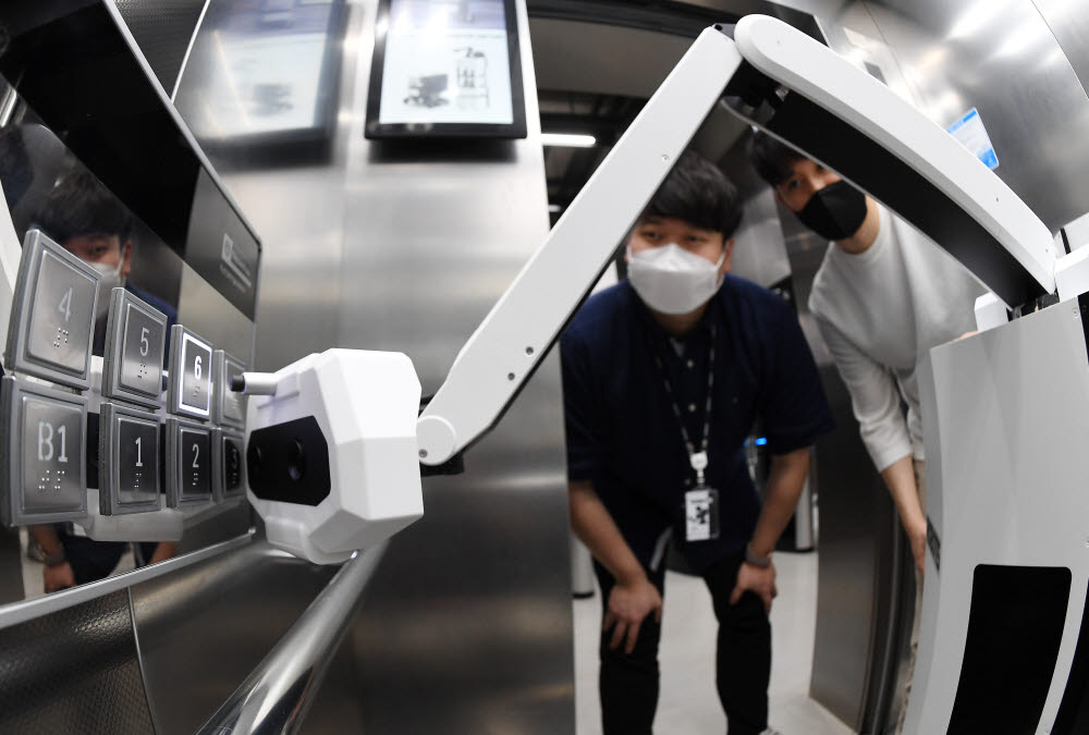 로보티즈 비전 기반 매니퓰레이터 실내자율주행로봇 상용화