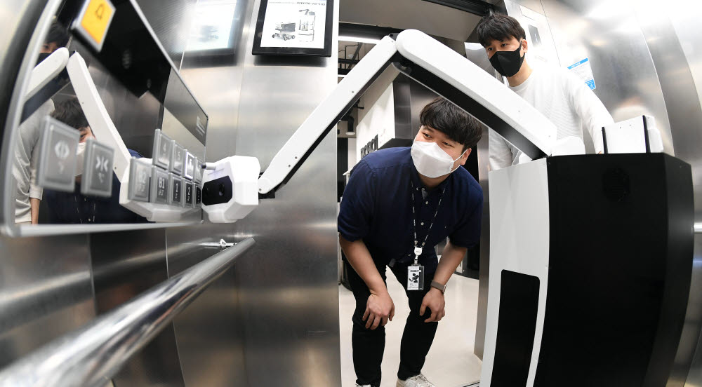 로보티즈 비전 기반 매니퓰레이터 실내자율주행로봇 상용화