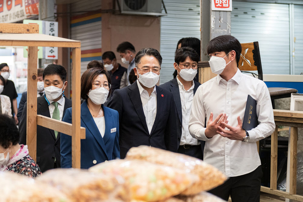 지난 6일 안성맞춤시장을 방문한 임영록 신세계프라퍼티 대표이사, 김보라 안성시장 등 주요 관계자들이 시장 상황을 살피며 의견을 나누고 있다.