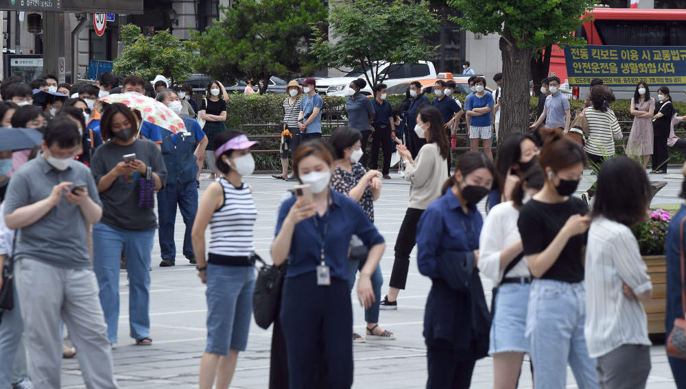 거세지는 코로나19 확산세...검사 받기 위해 줄 선 시민들