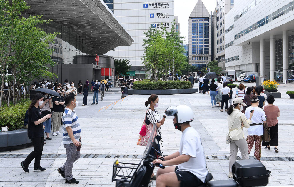 거세지는 코로나19 확산세...검사 받기 위해 줄 선 시민들