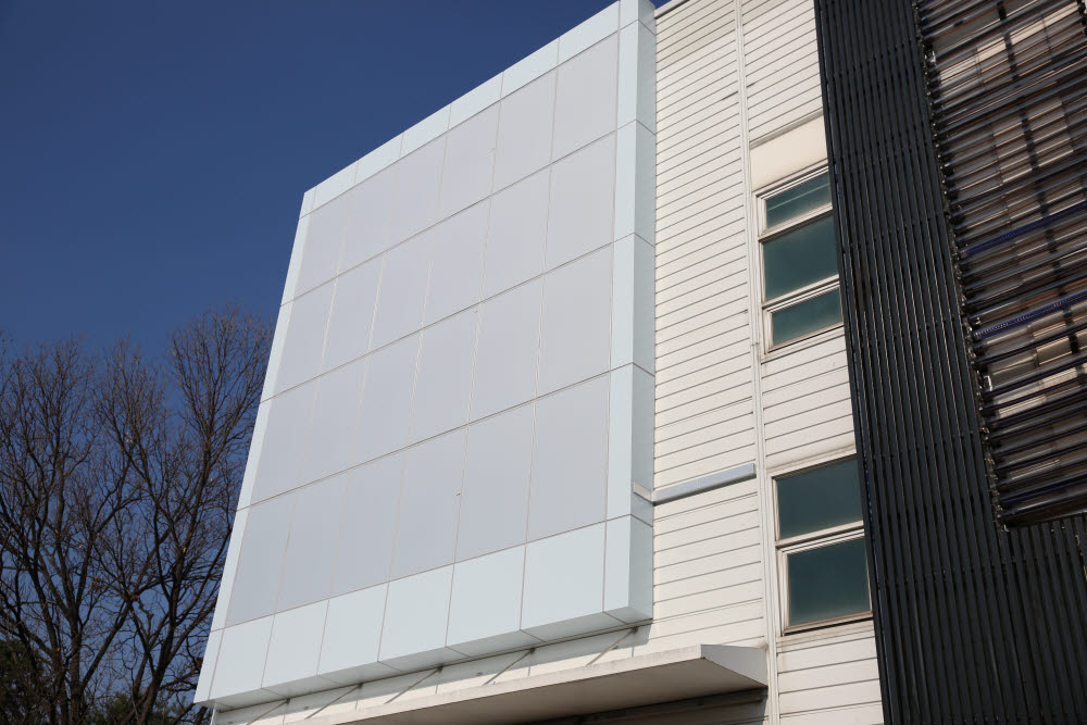 한국에너지기술연구원에서 실증중인 신성이엔지의 솔라스킨. [자료:신성이엔지]