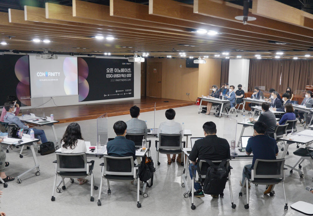 7일 콘진원이 개최한 오픈 이노베이션 파트너스 데이에 CJ ENM, 롯데컬처웍스, 롯데월드, 메가박스, 한국무역협회 등 총 5개 기업 임원진과 기업별 파트너사로 선정된 12개 스타트업이 모두 참석해 자리하고 있다.