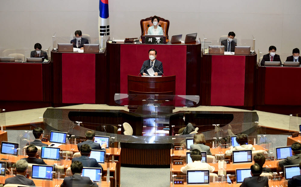 김부겸 국무총리가 8일 국회에서 열린 본회의에서 2차 추경안 관련 시정연설을 하고 있다. 연합뉴스.